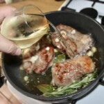 na patelni smażą się trzy steki jagnięce