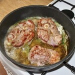 na patelni smażą się trzy steki jagnięce