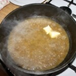 na patelni przygotowywany jest sos z rozmarynem i czosnkiem