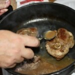 na patelni smażą się dwa steki jagnięce