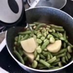 w garnku gotują się świeże warzywa