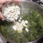 zielona zupa wsypywanie sera feta do zupy