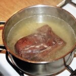 boczek surowy wędzony gotuje się w garnku