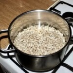 biała fasolka moczy się w garnku