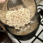 biała fasolka gotuje się w garnku