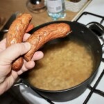 dwie laski kiełbasy śląskie w dłoni