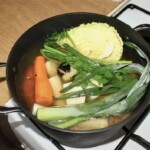 w garnku gotuje się wywar jarzynowy