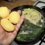 trzy duże obrane ziemniaki na dłoni