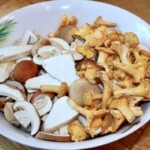 świeże grzyby krojone w misce