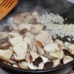 na patelni smażą się świeże grzyby krojone