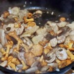 na patelni smażą się świeże grzyby krojone