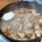 na patelni smażą się świeże grzyby krojone