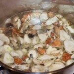Zupa grzybowa ze świeżych grzybów ze śmietaną