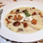 Zupa grzybowa ze świeżych grzybów ze śmietaną