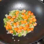 na patelni smażą się drobno krojone warzywa