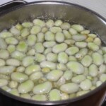 w garnku gotuje się bób