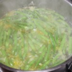 w garnku gotuje się zielona fasolka szparagowa