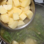 Zupa jarzynowa z pesto i świeżą bazylią