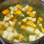 Zupa jarzynowa z pesto i świeżą bazylią