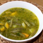 Zupa jarzynowa z pesto i świeżą bazylią