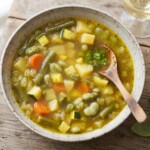 zupa jarzynowa z pesto bazyliowym w misce