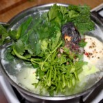 w garnku gotuje się rosół z kurczaka