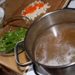 odcedzony rosół z kurczaka w garnku