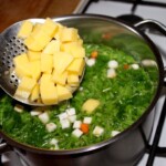 Zupa jarzynowa ze szpinakiem na kurczaku