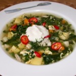 zupa jarzynowa ze szpinakiem na kurczaku podana w głębokim talerzu