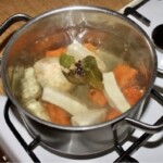 w garnku gotują się warzywa na wywar