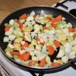 na patelni smażą się drobno krojone warzywa