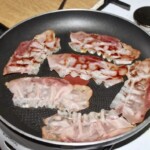 na patelni smażą się plastry boczku