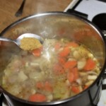 Zupa krem pietruszkowy z imbirem i kurkumą w trakcie przyprawiania