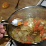 Zupa krem pietruszkowy z imbirem i kurkumą w trakcie przyprawiania