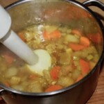 Zupa krem pietruszkowy z imbirem i kurkumą w trakcie miksowania