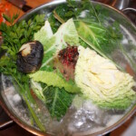 w dużym garnku gotuje się wywar z jarzyn