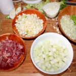 drobno krojone warzywa i szynka szwarcwaldzka w miseczkach