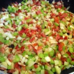 na patelni smażą się drobno siekane warzywa i szynka szwarcwaldzka