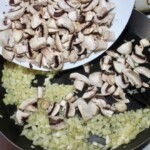 na patelni smażą się siekane pieczarki z drobno krojoną cebulą
