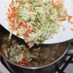 starte warzywa dorzucane są do zupy pieczarkowej z koprem włoskim