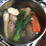 w garnku gotuje się rosół z kurczaka