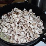 pokrojone drobno pieczarki smażą się na patelni