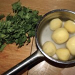 obrane ziemniaki znajdują się w wodzie w garnku