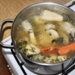 e garnku gotuje się rosół z kurczaka