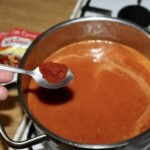 zupa pomidorowa na ostro gotuje się w garnku