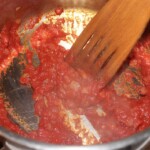 w garnku smaży się koncentrat pomidorowy