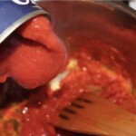 w garnku smaży się koncentrat pomidorowy