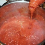 w garnku smaży się koncentrat pomidorowy