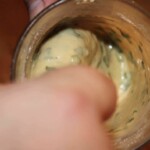 w słoiczku przygotowywane jest lane ciasto z ziołami