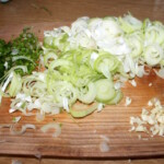 posiekany por oraz czosnek na desce kuchennej